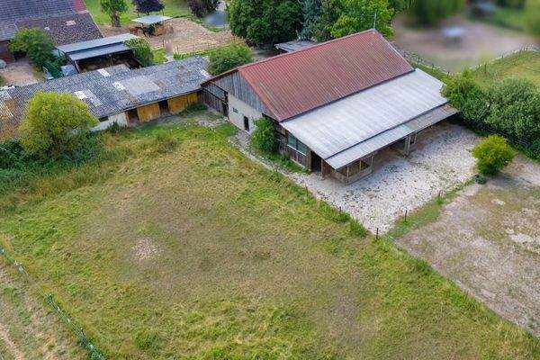 Offenstall mit Paddock und Weide