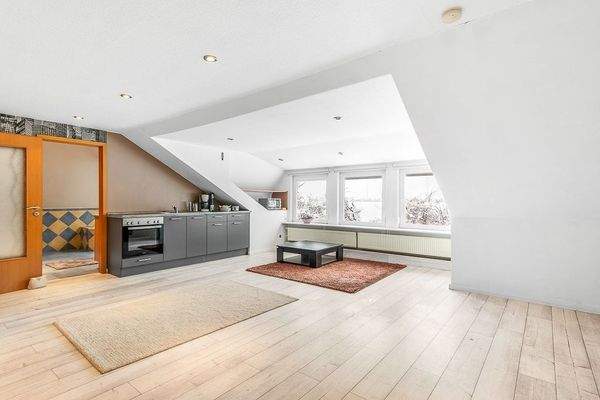 Großzügiger Wohnbereich mit Küchenzeile im Dachgeschoss