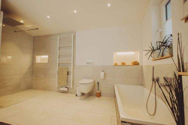 Modernes Tageslichtbad