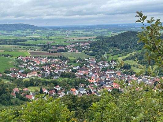 Dorfpanorama mit Hügeln