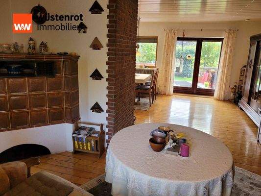 lichtdurchflutetes Wohn-Esszimmer mit schönem Kachelofen