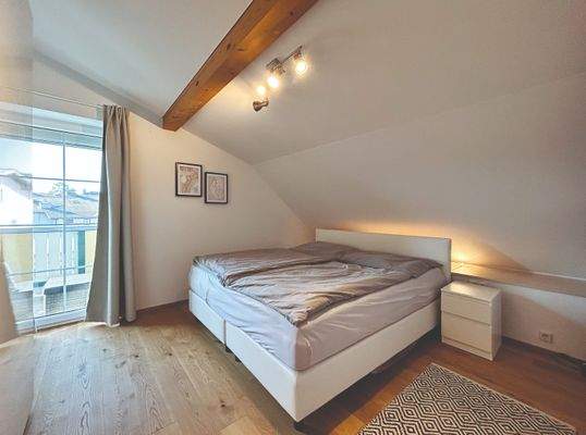 geräumiges Schlafzimmer mit Balkonzugang
