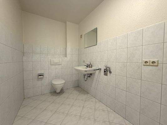 Gäste-WC mit Waschmaschinenanschluss