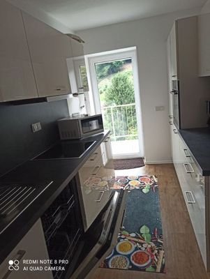 Küche mit Zugang zum Balkon