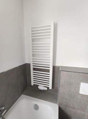 Bad mit Badewanne und Dusche Bild 5