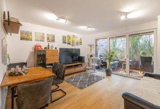 Wohnsalon mit Waldterrasse