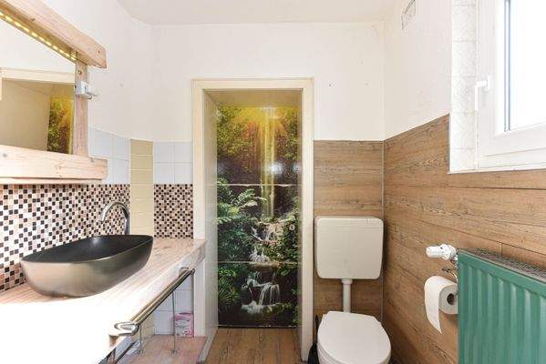 Tageslichtbad mit ebenerdiger Dusche 