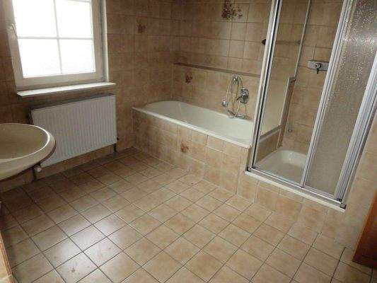 Tageslicht-Bad im OG mit Badewanne und Dusche