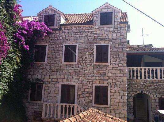 Unvergleichliche Lage im Herzen von Brac