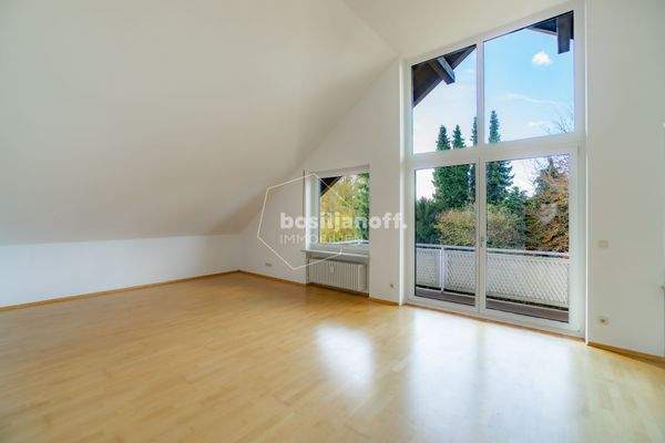 Lichtdurchflutetes Wohn- und Esszimmer mit Balkonzugang