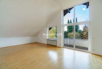 Lichtdurchflutetes Wohn- und Esszimmer mit Balkonzugang