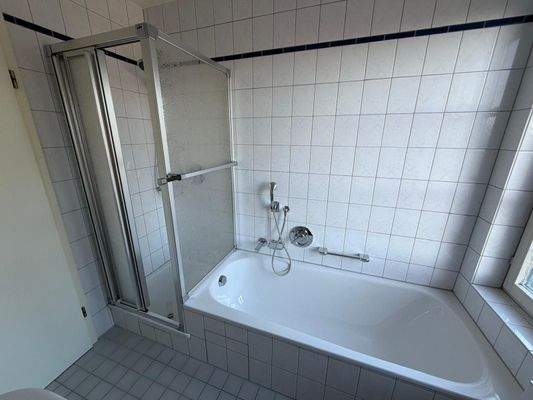 Badezimmer mit Bad und Dusche