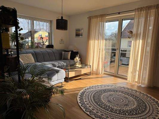 Helles Wohnzimmer mit Balkon