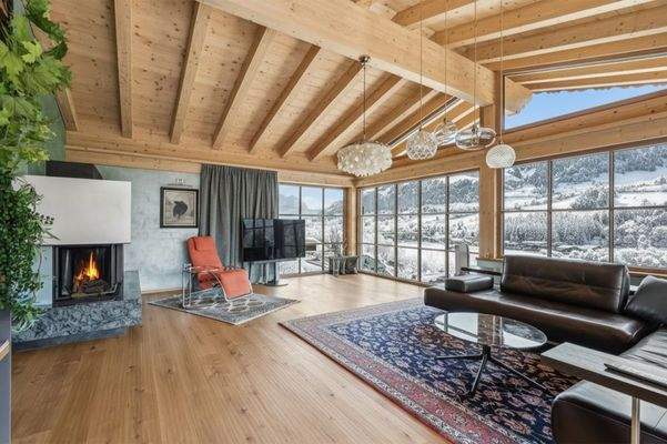 Der lichtdurchflutete Wohnbereich mit Blick auf die Bergwelt