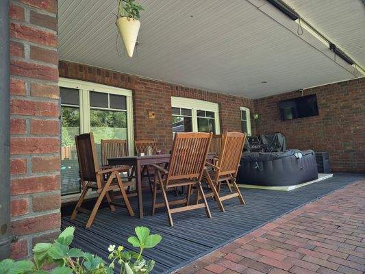 Haus 1 - überdachte Terrasse m. Windschutzelemente
