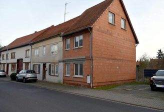 Vorderansicht mit Stellplätzen