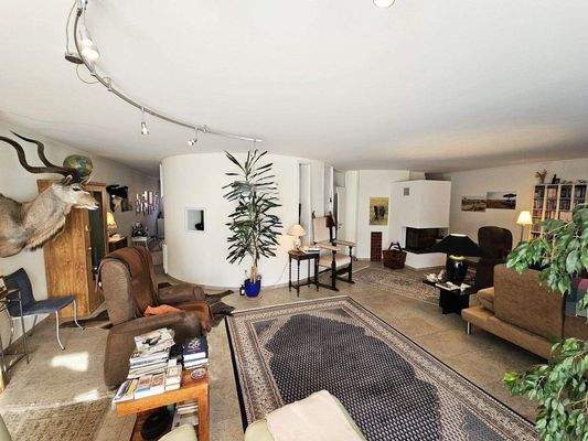 gemütliches Wohnzimmer mit hochwertigem Innenkamin