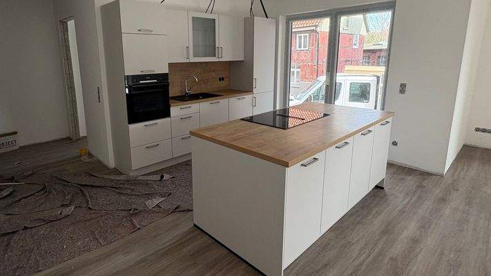 Moderne Küche mit Insel