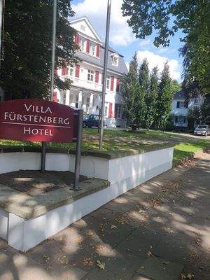 Zugang zum Büro/Meetingraum in der Villa Fürstenberg