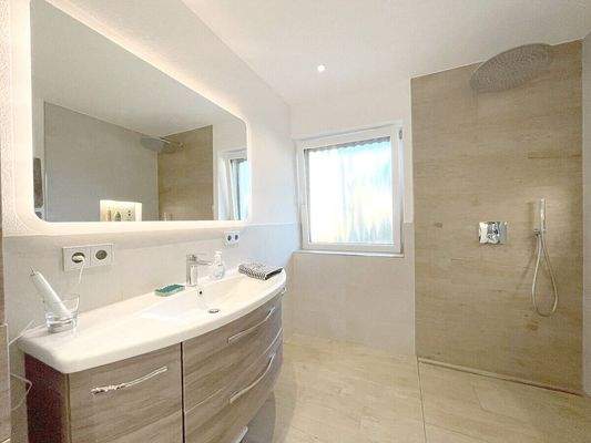 Andere Ansicht durch das Badezimmer im EG