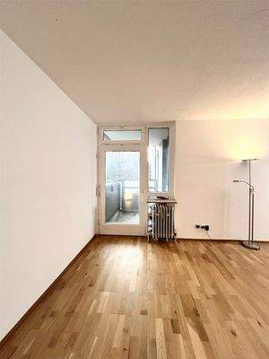 Wohnzimmer/Zugang zum Balkon