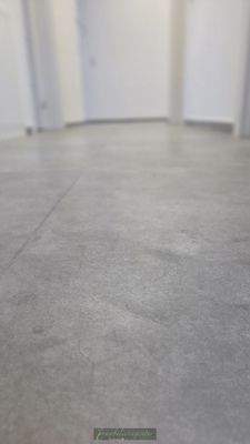 Großformatige Bodenkeramik im Betonlook