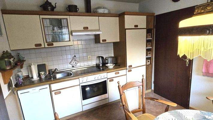 Einbauküche mit Essplatz