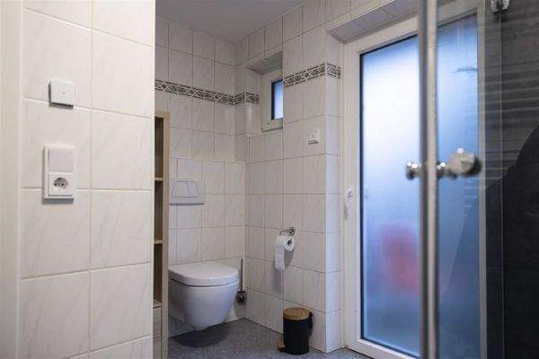 ... mit Ausgang hinter das Haus