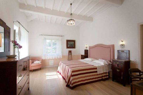 Villa mit Swimmingpool, Gästehaus, Nebengebäude und Land mit Weinberg und Olivenhain