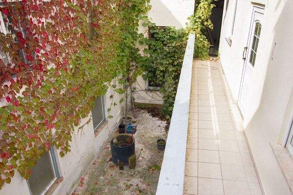 OG1 Balkon Blick in Innenhof