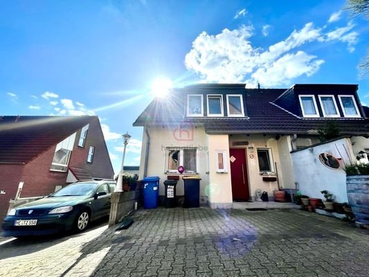 Zwei Stellplätze plus Garage