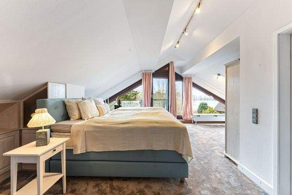 Schlafzimmer und Balkon mit Seeblick