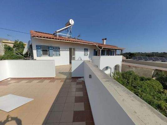 Zweistöckiges Haus mit Gästezimmer zum Verkauf in Kato Poros