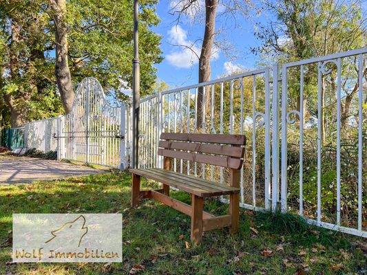 Zufahrtstor und Metallzaun