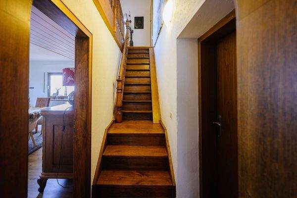 Holztreppe zum Obergeschoss