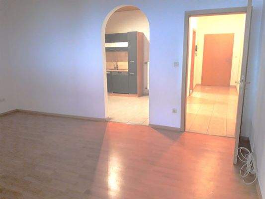 Wohnzimmer mit Blick in die Küche