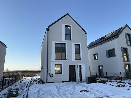 Eingang mit zwei Stellplätzen und Wallbox