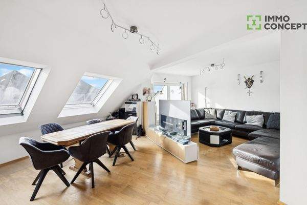 Wohnzimmer und Zugang zu Balkon