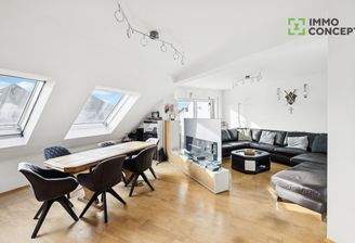 Wohnzimmer und Zugang zu Balkon