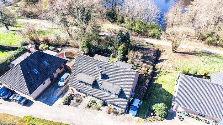 Haus mit Swarte-Moor-See im Hintergrund