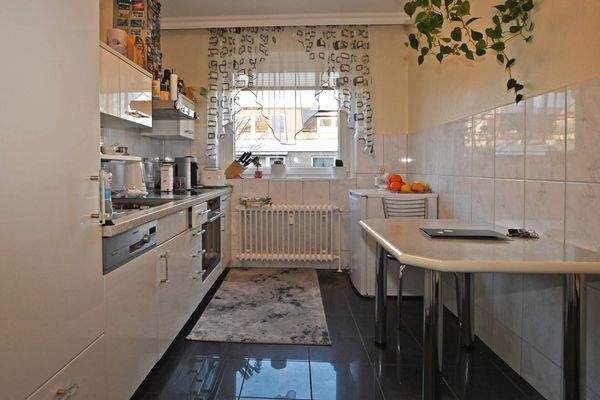 moderne, gepflegte Küche mit kleinem Frühstückstisch