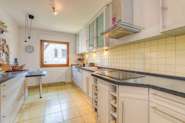 Küche mit Einbauküche