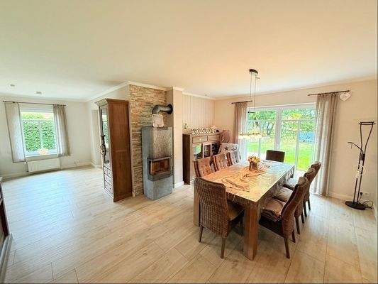 Essbereich im Wohn-/Esszimmer mit Zugang zum Garten