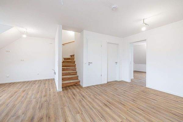 Offene Küche mit Essbereich und Aufgang zur 2ten Ebene