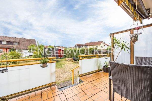 Terrasse im Erdgeschoss mit Treppe in den großzügigen Garten