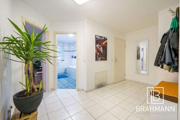 Eingangsbereich Flur mit Sicht auf den Eingang und Bad