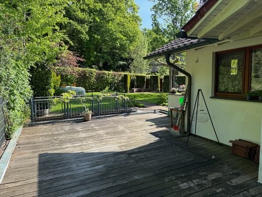 Terrasse über der Garage