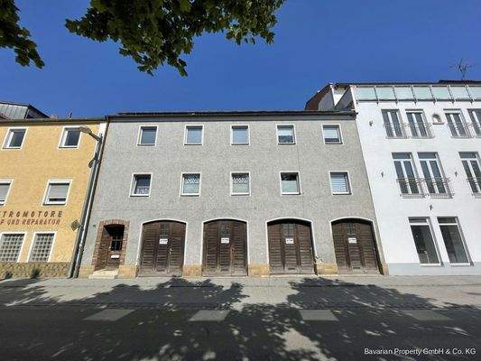 Zufahrt zum Stellplatz über Rückgebäude (Ob. Regenstraße)