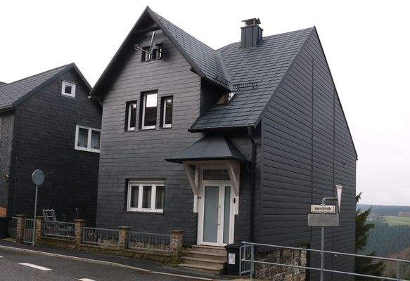 Außenansicht mit hochwertiger Schieferfassade