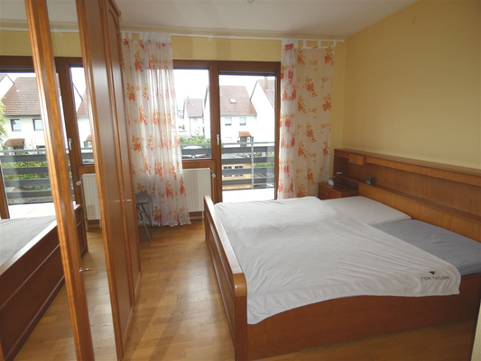 Schlafzimmer mit Zugang zum Balkon